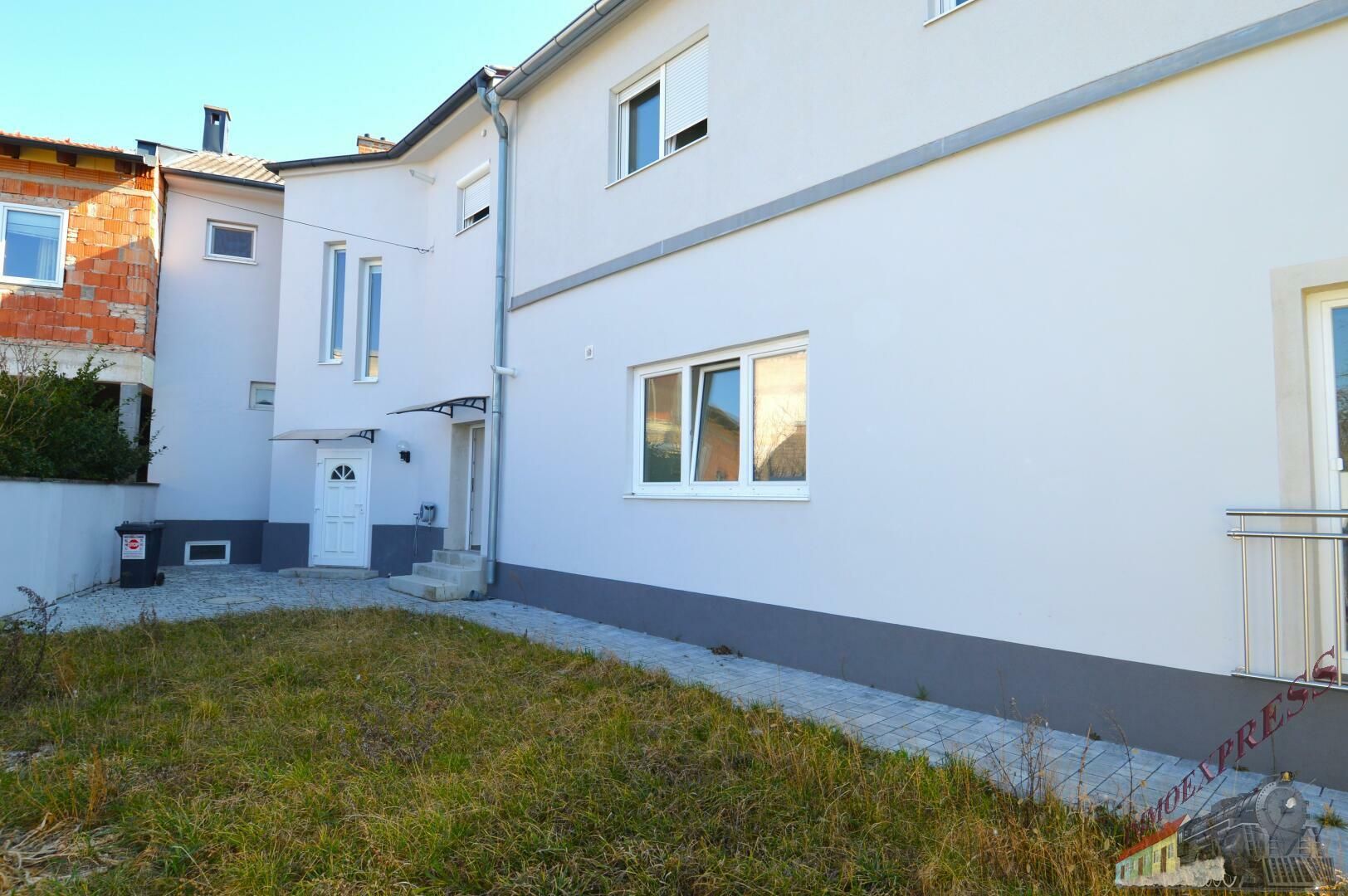 Sanierte 3- Zimmerwohnung mit Garten und Parkplatz