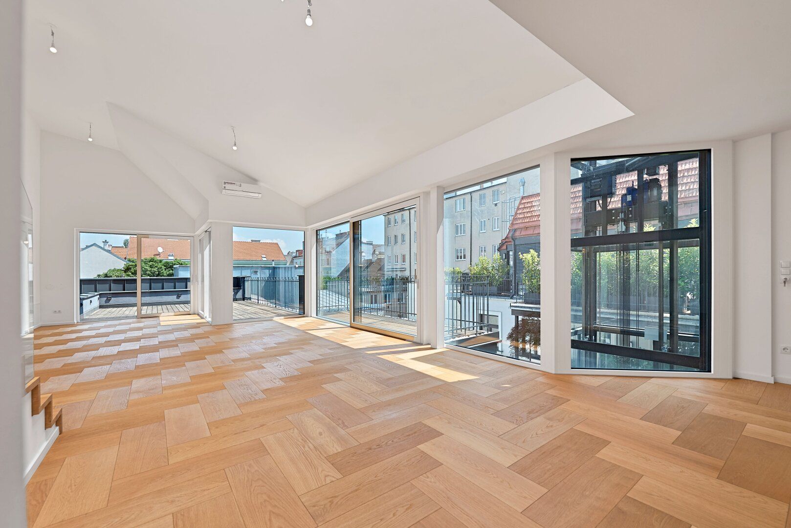 Außergewöhnliche DG-Maisonette mit 2 Terrassen beim Naschmarkt mit Garage im Haus