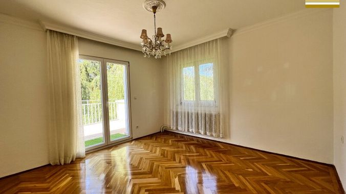 OG: Zimmer 15,6 m² mit Zugang zur Terrasse im OG