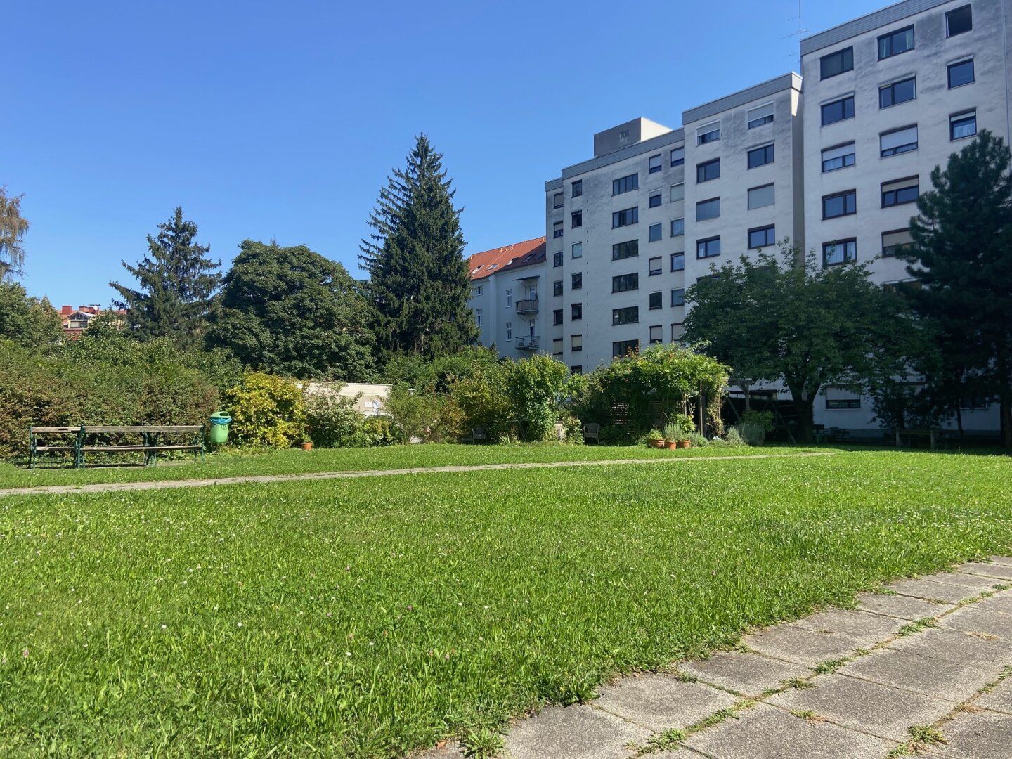 Zentral gelegene, helle, teilmöblierte Eigentumswohnung im Hochparterre mit Grünblick