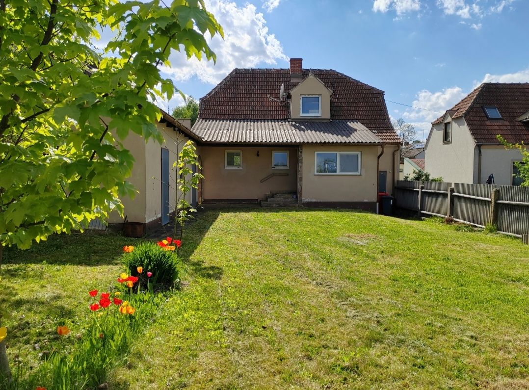 Einfamilienhaus mit Garten und Garage in ruhiger Siedlungslage
