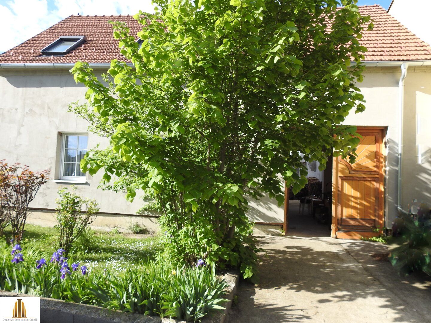 Schönes, großes Mehrfamilienhaus mit uneinsichtigem Arkadeninnenhof, Terrasse und großem Garten in Schalladorf! Nähe Wullersdorf und Hollabrunn! Für Bauträger oder betreutes Wohnen sowie als Pension oder Renditeobjekt interessant!