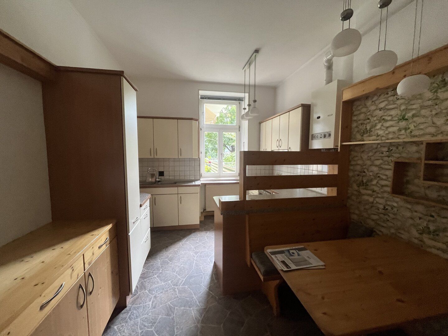 Direkt bei der TU Graz - Sanierungsbedürftige 3-Zimmer-Wohnung in bester Innenstadtlage - WG-geeignet und mit rd. 81 m² großen Eigengarten – další