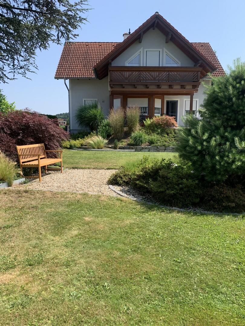 Exquisites Einfamilienhaus mit kleinem Nebengebäude und großem Grund