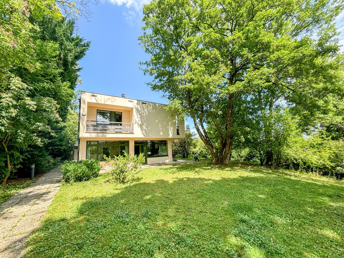 Exklusive Bauhaus-Villa mit Parkgarten & Pool am Waldrand