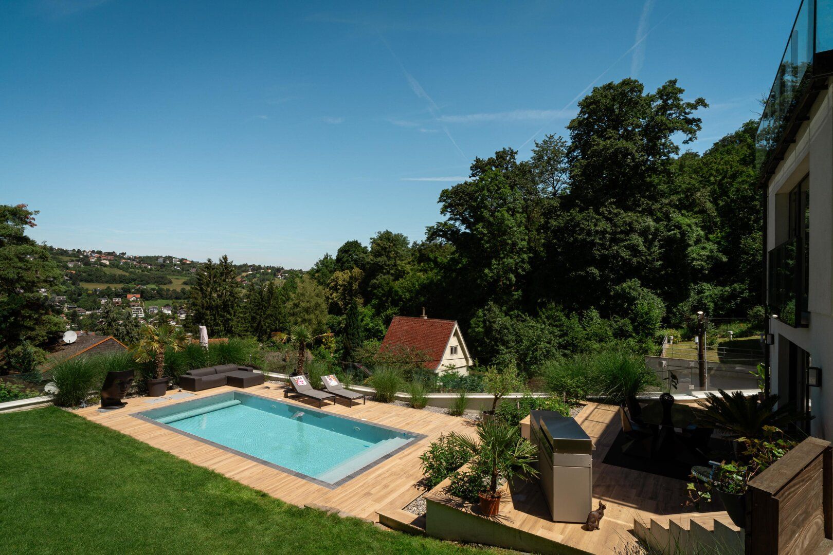 Elevated Living: VILLA MIT SALZWASSERPOOL, AUFZUG & HERRLICHEM AUSBLICK