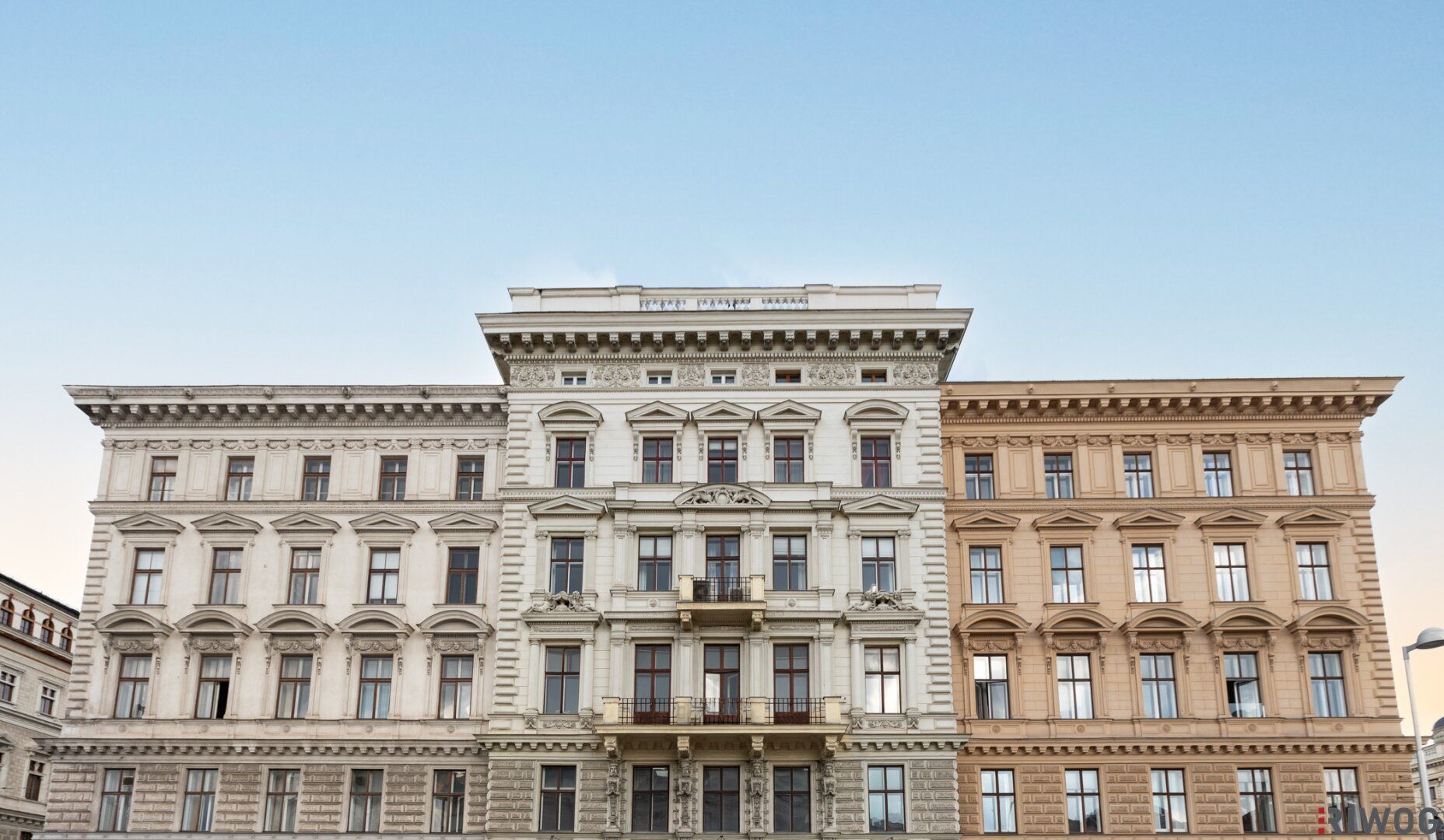 ALTBAUWOHNUNG IN ELEGANTEM HAUS / Blick auf Volkstheater und MQ / Sanierungsbedürftig