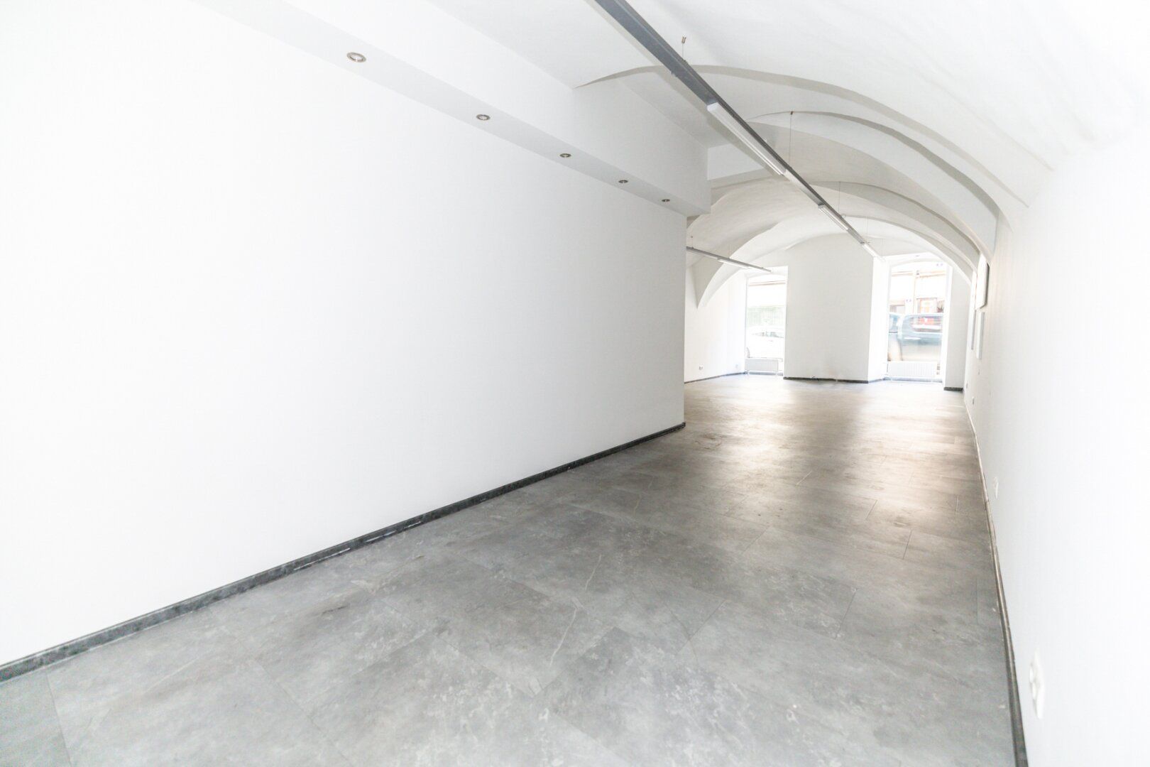PROV. FREI ZENTRALES GESCHÄFTSLOKAL I HOHE PASSANTENFREQUENZ I KLIMATISIERT & LICHTDURCHFLUTET I BESTLAGE I MODERN SANIERT I PROJEKT WOHNEN I - Ansicht 2