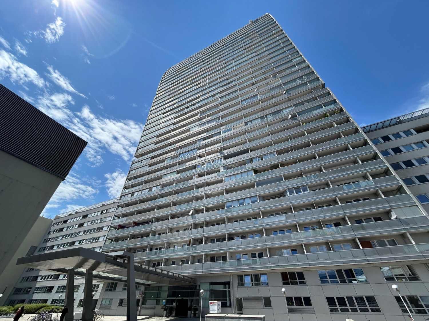 Schöne 2-Zimmer-Wohnung mit Loggia im Mischek Tower