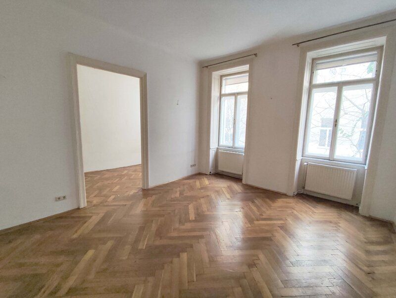 Bandgasse! Sanierungsbedürftige, freundliche Altbauwohnung im EG mit Potenzial in Hofruhelage!