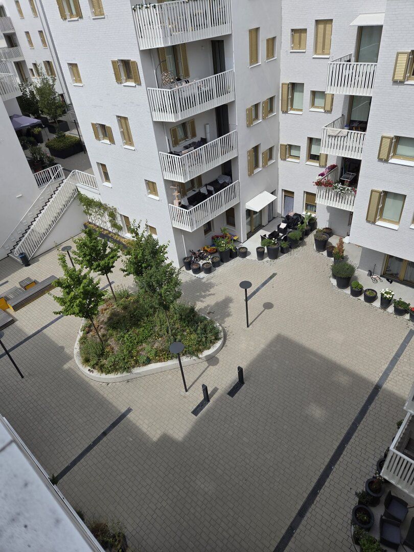 MODERNER NEUBAU & GROSSER BALKON