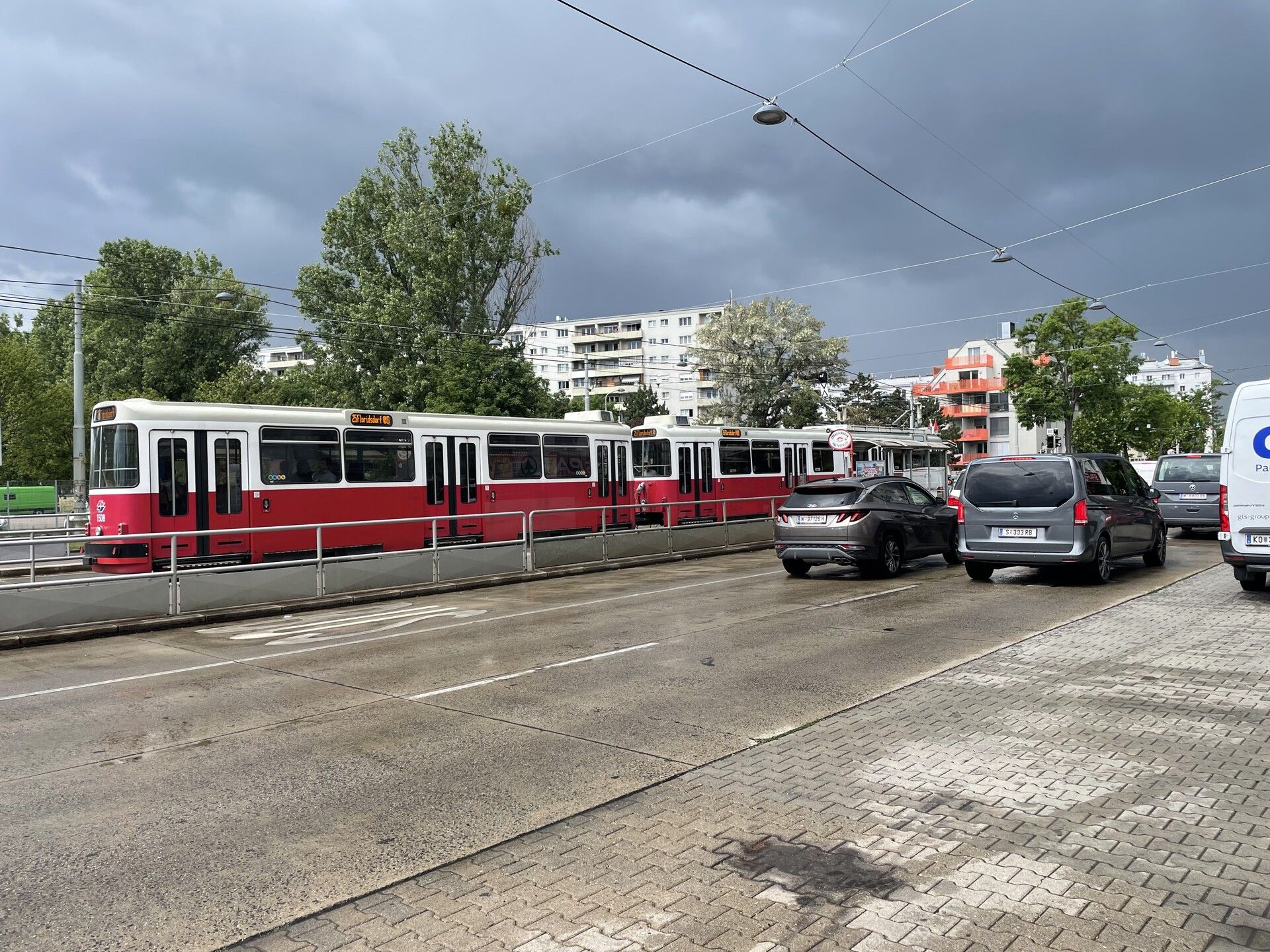 Prominente Gewerbefläche mit großer Glasfront verfügbar - Mehr
