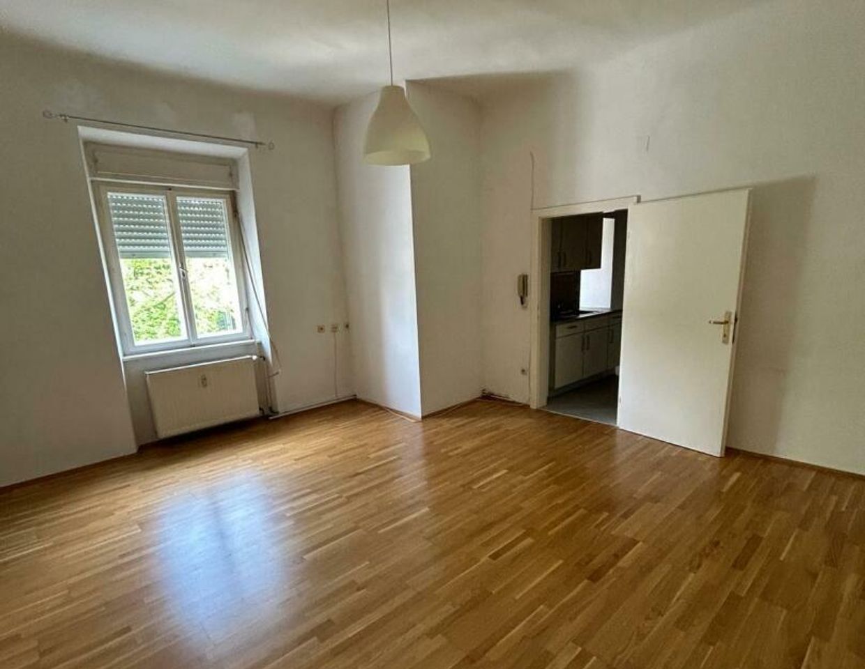 Zentral gelegene und Praktisch ausgestattete Kleinwohnung mit Küche!