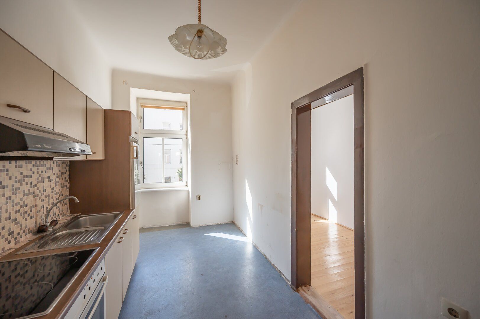 ++Q18++ Well-maintained 1-room old building flat with lots of potential