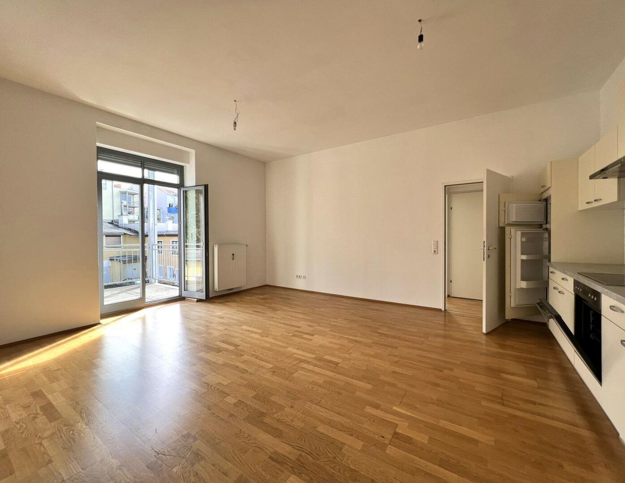 Altbau-Charme!! Sanierte 4-Zimmer Wohnung mit grandioser Aufteilung + Balkon in zentraler Lage ++Videorundgang++