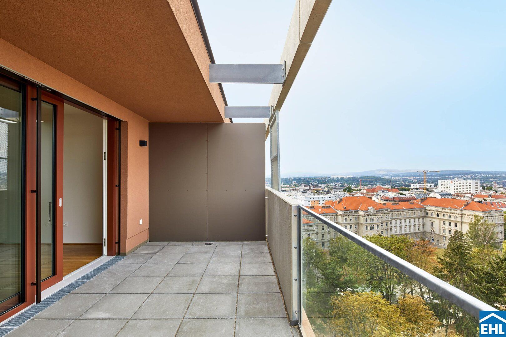 Sonnenterrasse trifft Raumkomfort - Wohnen im Grünen mit Weitblick