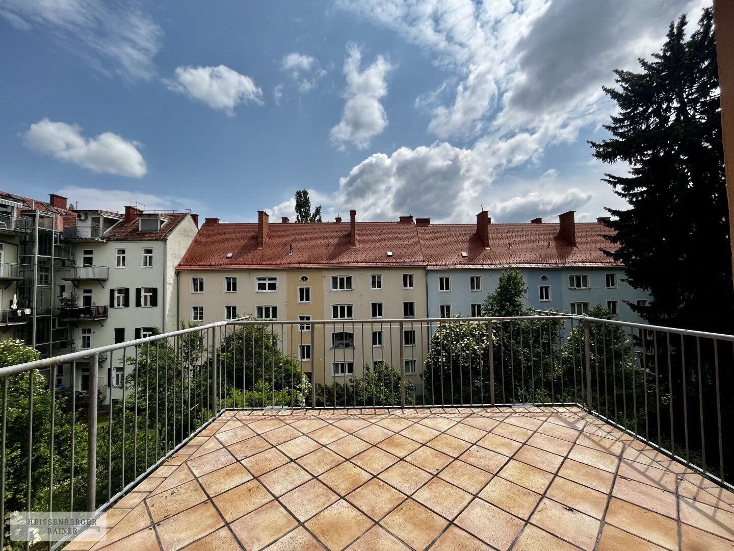 SCHÖNE ALTBAUWOHNUNG - großzügiger Südbalkon!