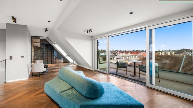 Lounge mit Blick zur Frühstücksterrasse