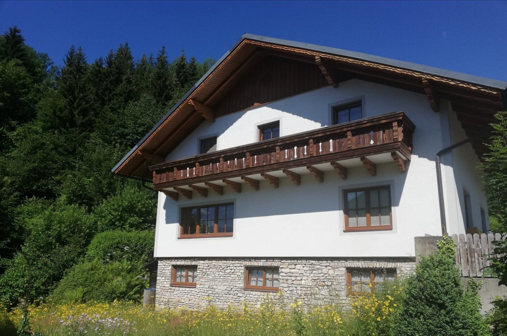 Wohnhaus mit großer westseitiger Terrasse, Ostterrasse, Südbalkon und Garage, voll unterkellert!