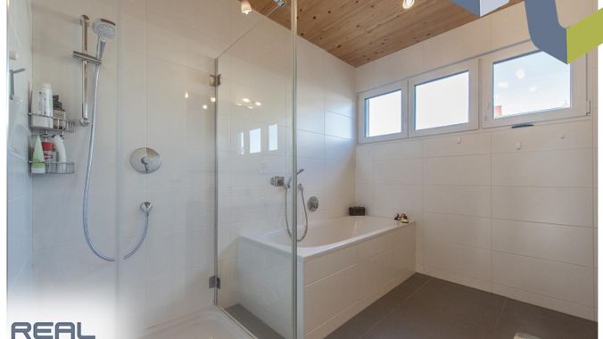 Dusche und Badewanne im Badezimmer