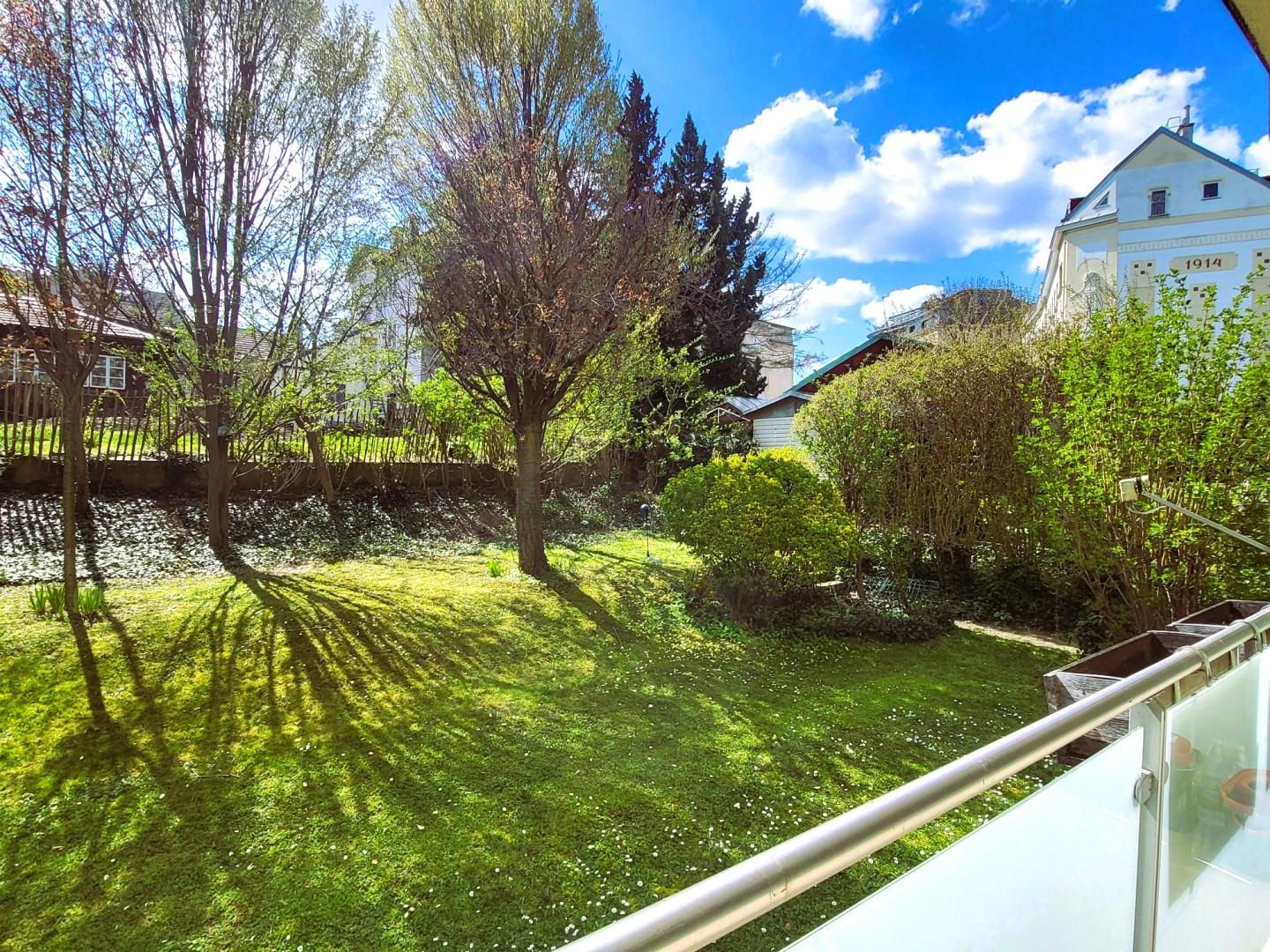BALKONWOHNUNG IN RUHIGER STADTLAGE MIT EINEM IDYLLISCHEN GEMEINSCHAFTSGARTEN, DER SICH WIE DER EIGENE ANFÜHLT