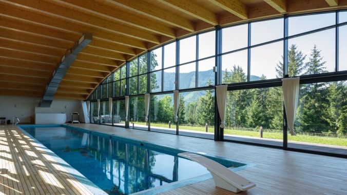 Schwimmbad mit Blick in die Berglandschaft