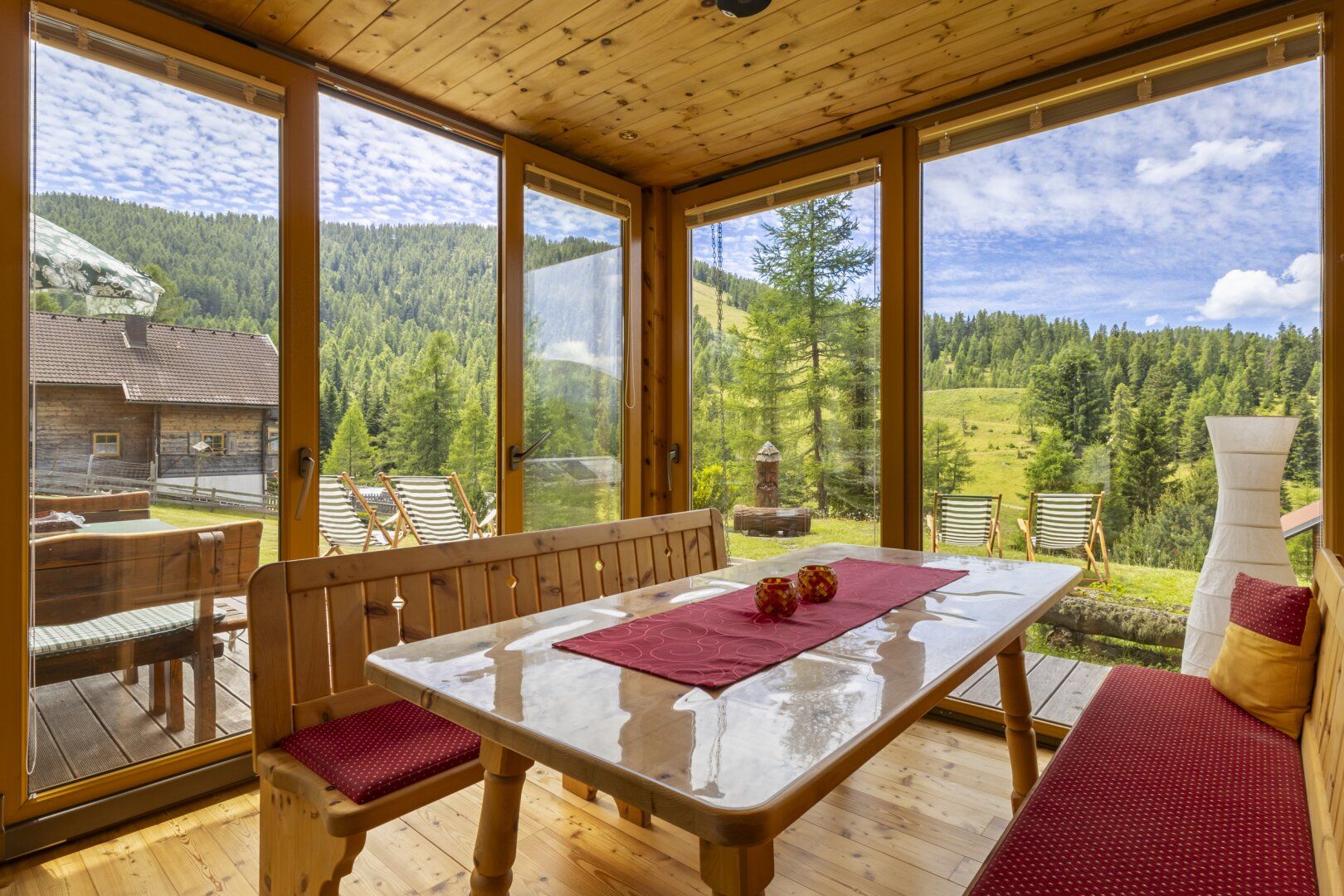 Gemütliches Almhaus am Hochrindl - Weitläufiges Grundstück mit Blick über sonnige Berggipfel.