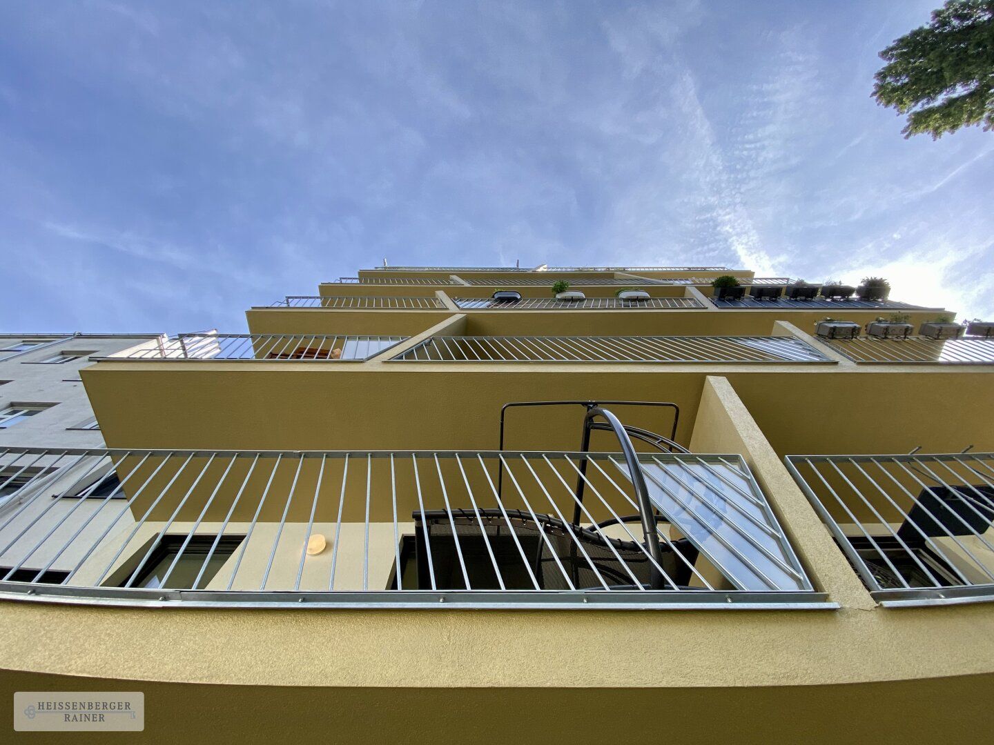 PROVISIONSFREI /// NEUWERTIG /// zentral begehbar, 2 Bäder, großer, sonniger Balkon