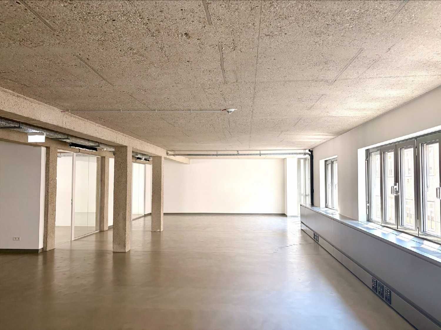 Urbanes Arbeiten im Industrial-Chic: Exklusives Büro mit Open-Space-Flair und Innenhof-Balkon - Ansicht 4