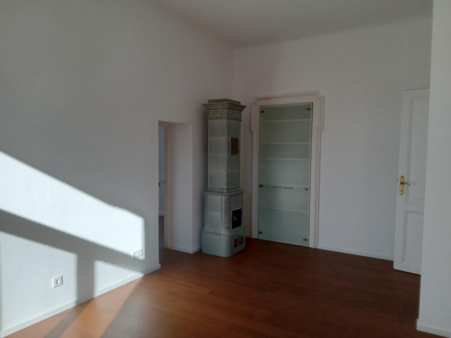Stilvolle Wohnung in Top-renovierter Stadtvilla im 1.OG (Lift)