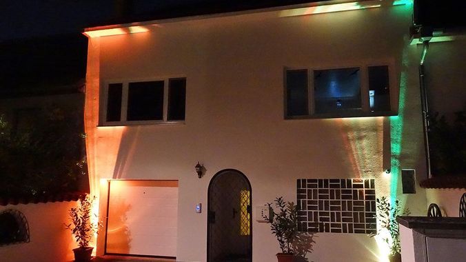 Hausansicht mit Beleuchtung