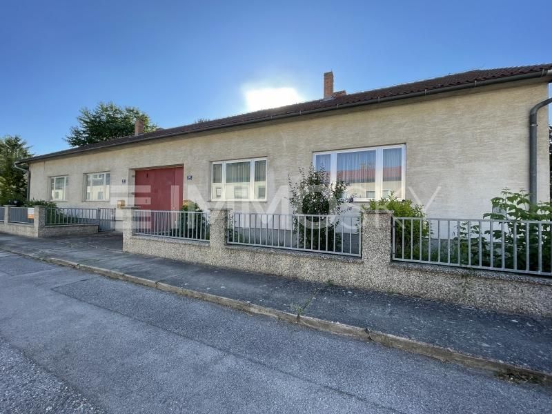 Renovierungsbedürftiges Doppelhaus mit großem Garten!