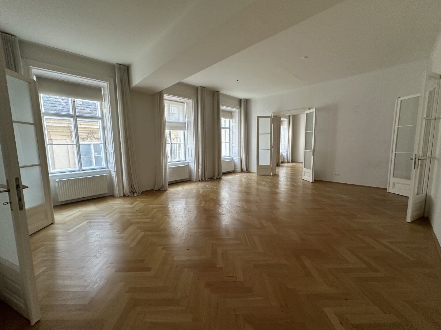 UNBEFRISTET: 4 ZIMMER mit separater Küche nahe Stephansplatz ab AUGUST!