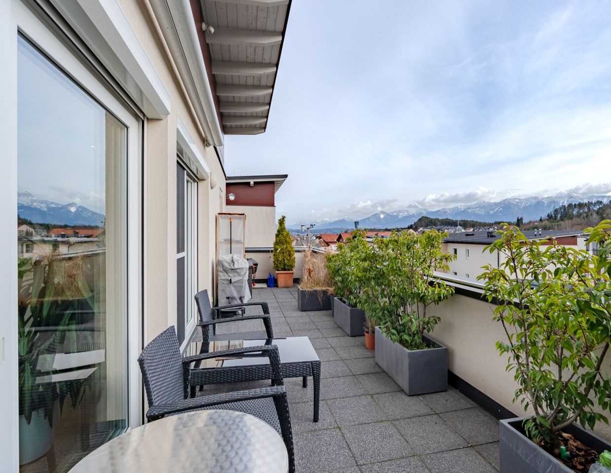 Großzügige Dachgeschoßwohnung mit 5 Zimmern, traumhafte Dachterrasse und Loggia.