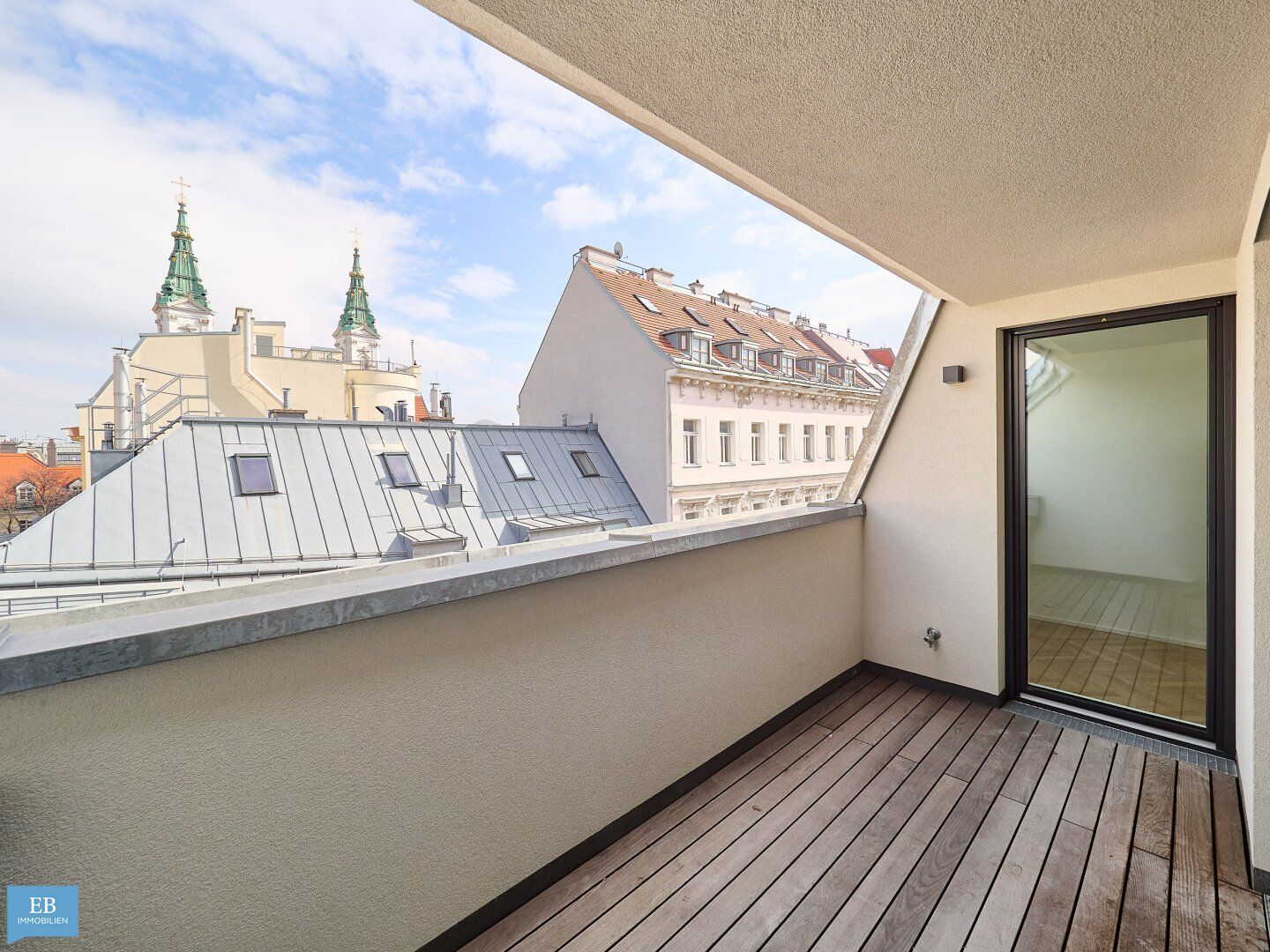 HISTORISCH TRIFFT TREND - Schöne Dachwohnung mit Blick auf die Maria Treu Kirche