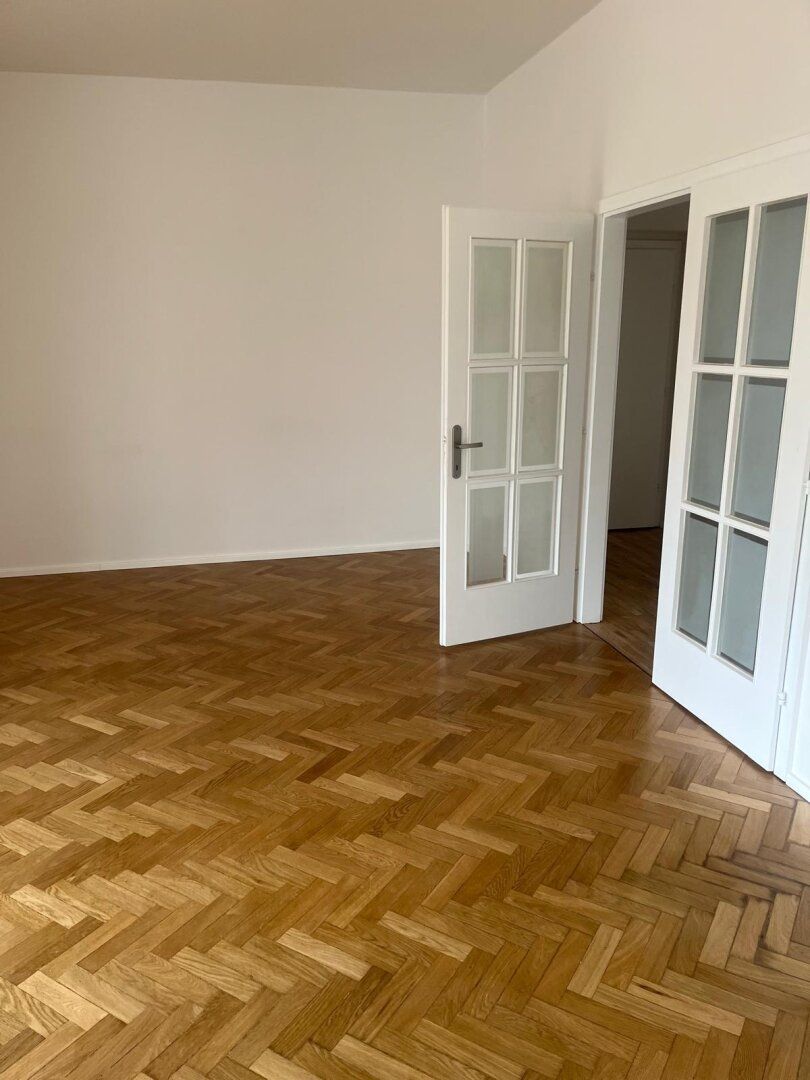 Tolles Altbauflair - helle, komplett neu renovierte Wohnung mit 3 Schlafzimmer in zentraler Lage mit Terrasse und Loggia