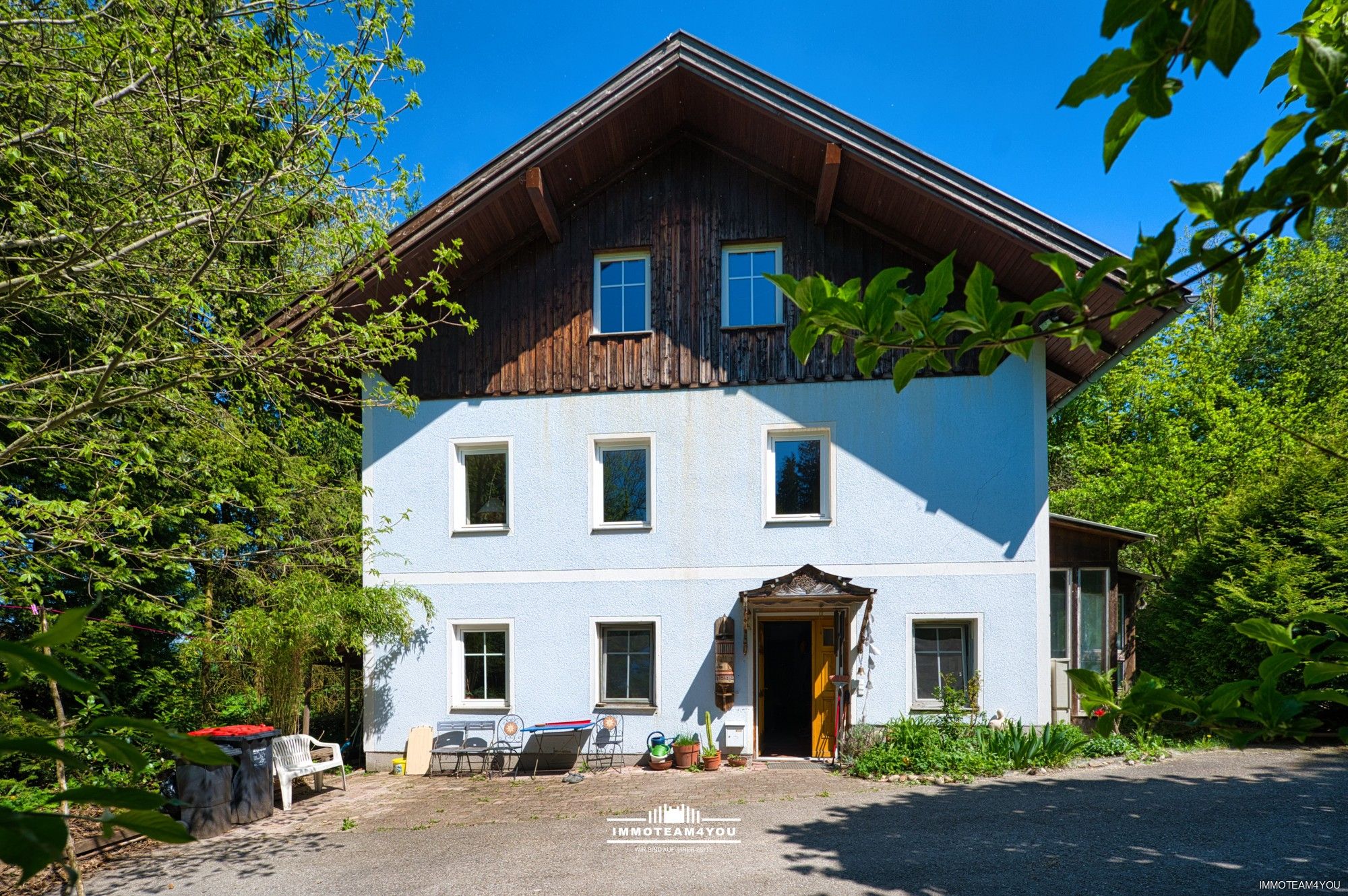 Renovierungsbedürftiges Haus in versteckter Lage. 2 kleine Wohneinheiten.