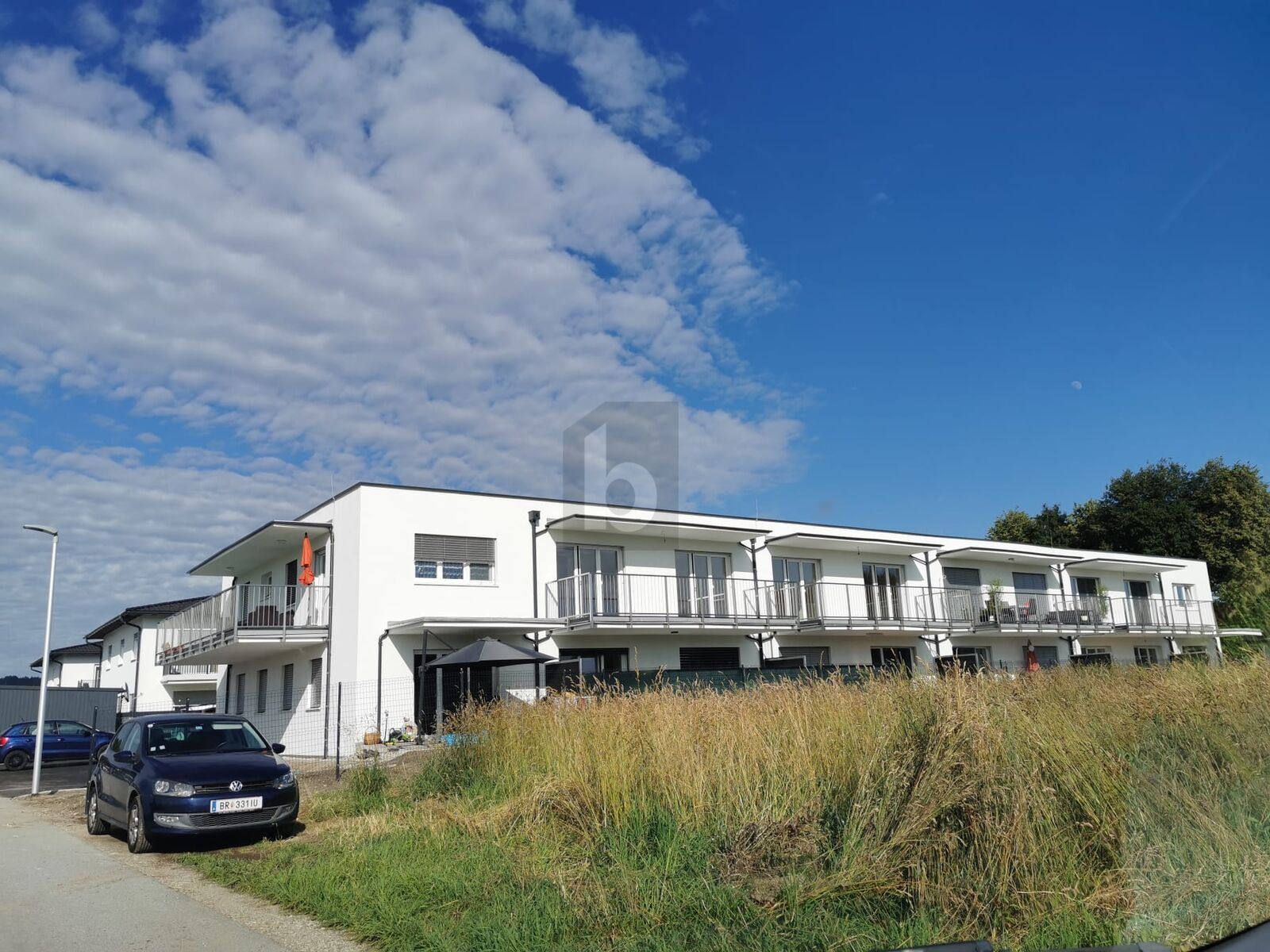 MODERNER NEUBAU MIT GARTEN UND ZWEI STELLPLÄTZEN