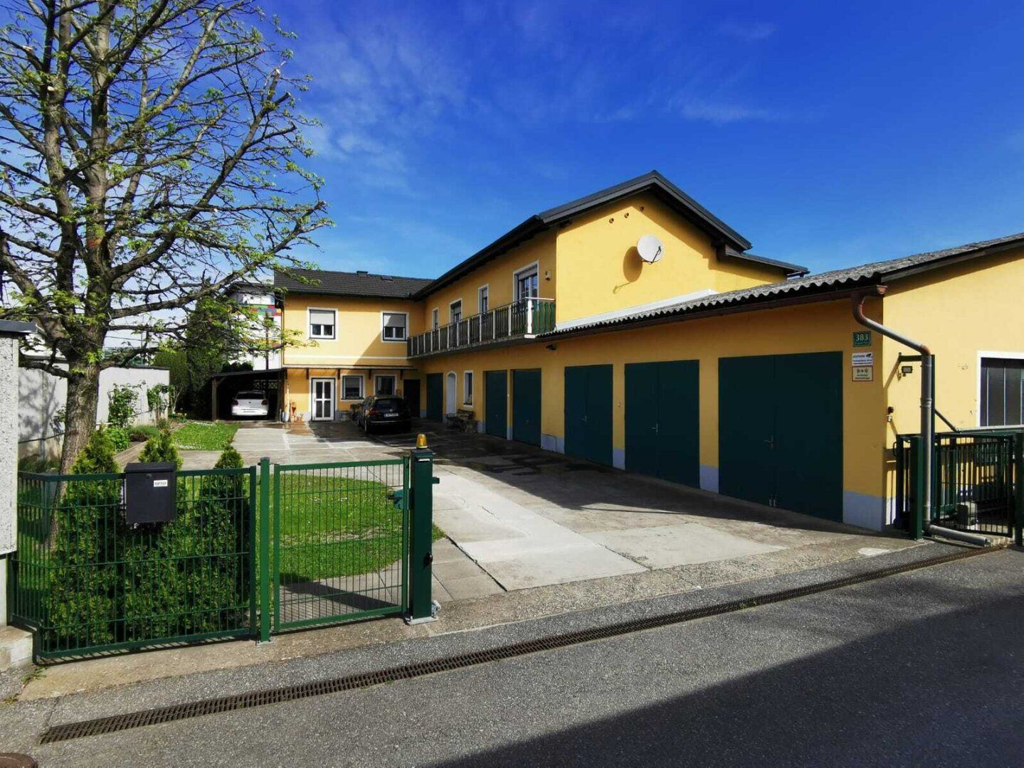 WOHNHAUS mit großzügigen GARAGEN- und LAGERFLÄCHEN zu verkaufen