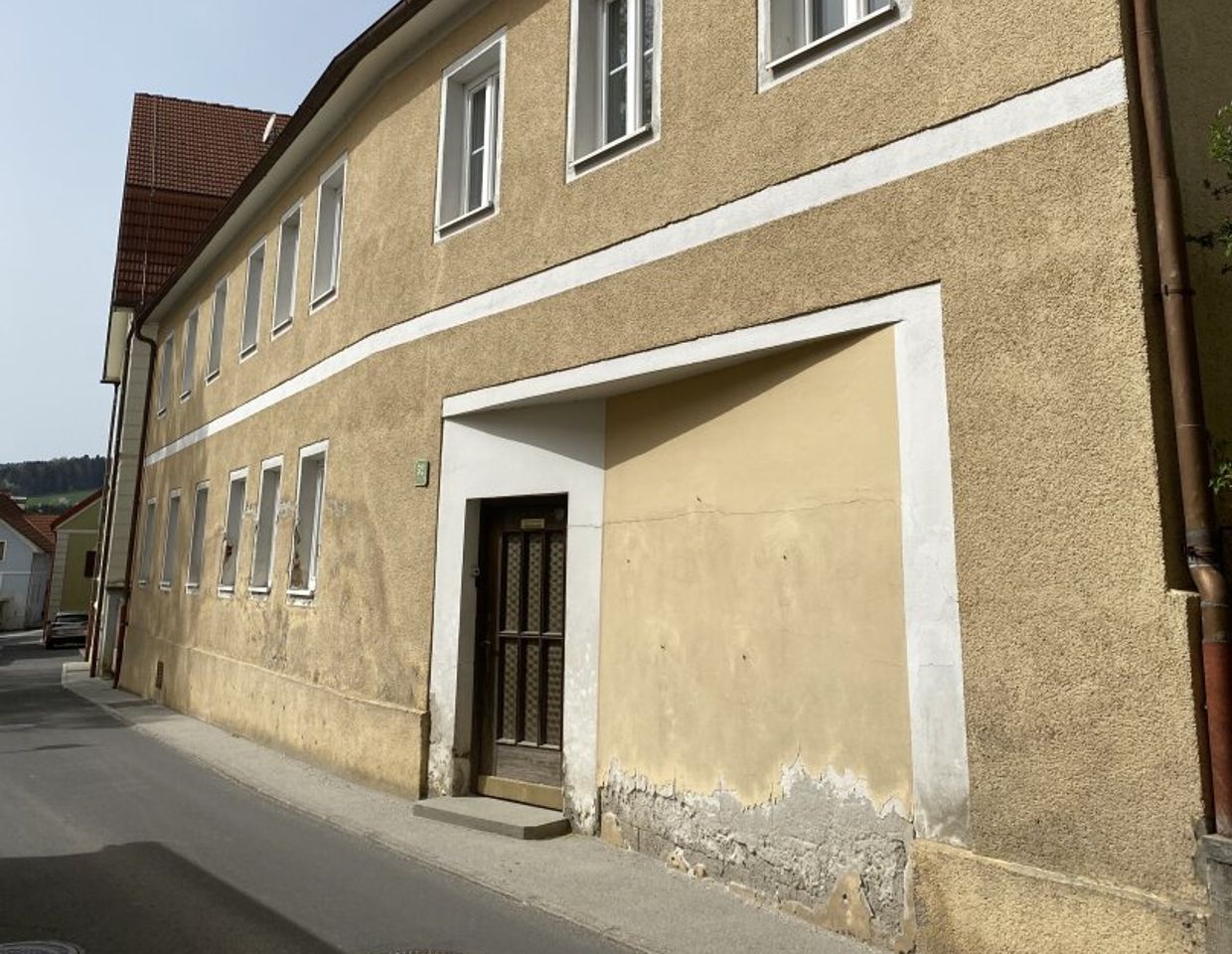 Sanierungsbedürftiges Stadthaus mit Altbaucharme