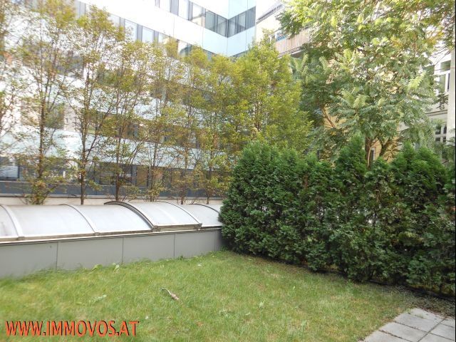 SOFORTBEZUG mit Terrasse, Eigengarten und Garagenplatz, VOLLMÖBLIERTE SPITZENNEUBAUWOHNUNG