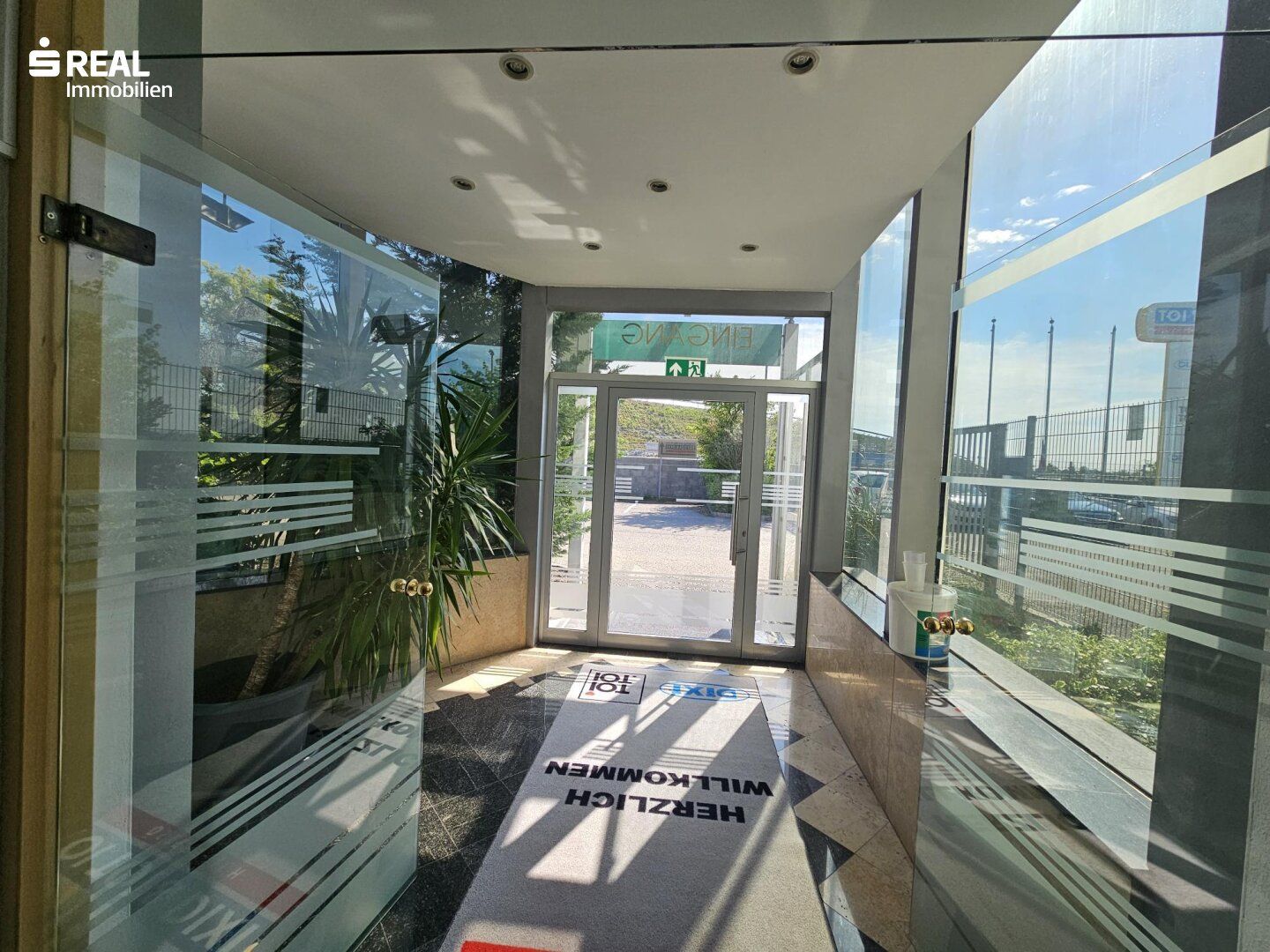 Repräsentatives Büro mit Atrium & optionaler Lagerhalle in bester Lage bei Wien - Mehr