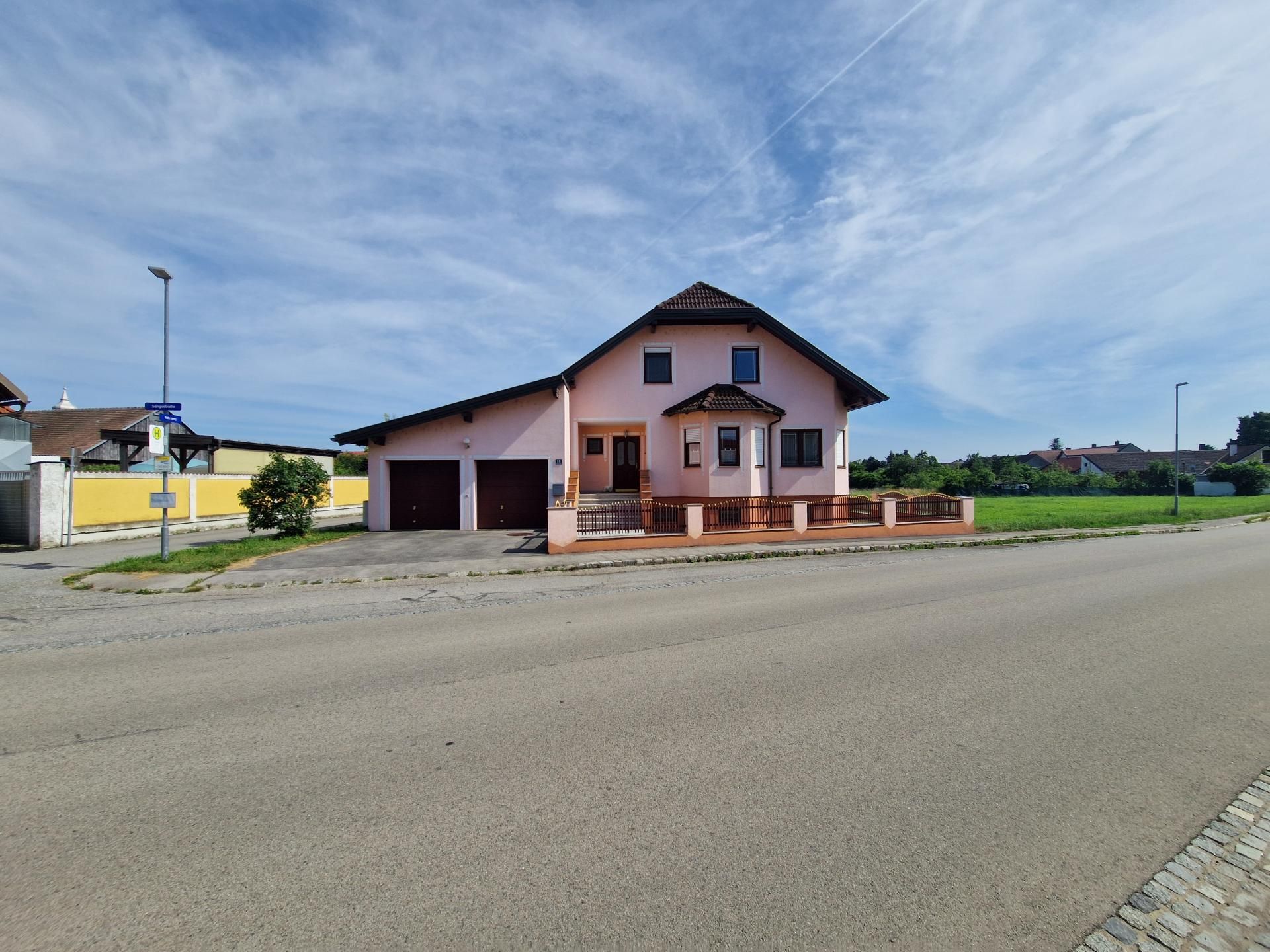 LIEBEVOLLER BUNGALOW MIT PARKÄHNLICHEM GARTEN IN TRAUMHAFTER RUHELAGE MIT HERRLICHEM GRÜNBLICK