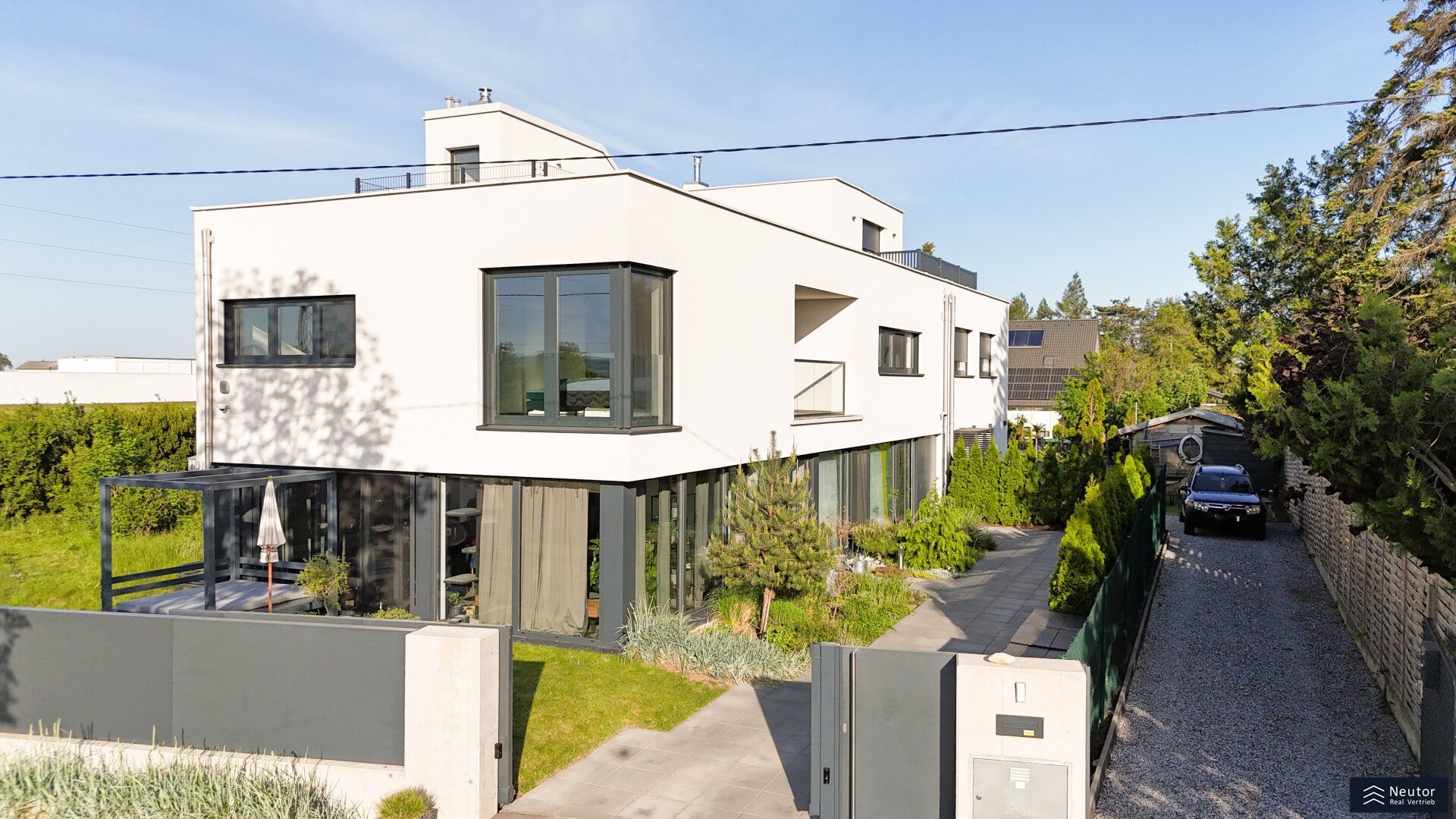 ZEITLOSE ELEGANZ TRIFFT MODERNEN LEBENSRAUM: IHR FAMILIEN- UND ARBEITSDOMIZIEL IN GERASDORF