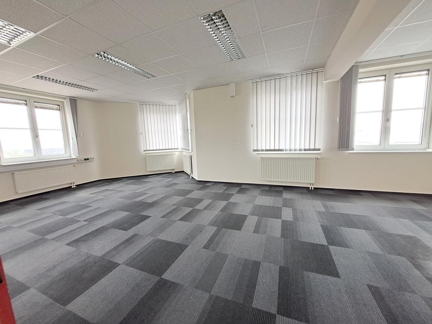 Büroflächen von ca. 100m² -270m², im Gewerbegebiet! neben der Autobahnauffahrt der S33