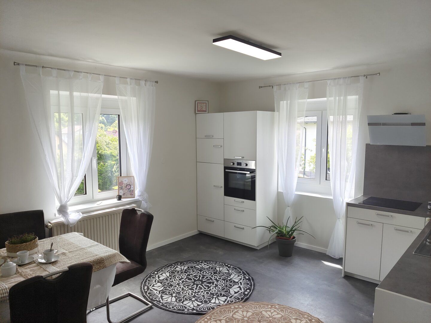 Großes Wohnhaus mit Innenhof schöner Gartenanlage und Ausblick - ideal für Familie sowie WG oder Business