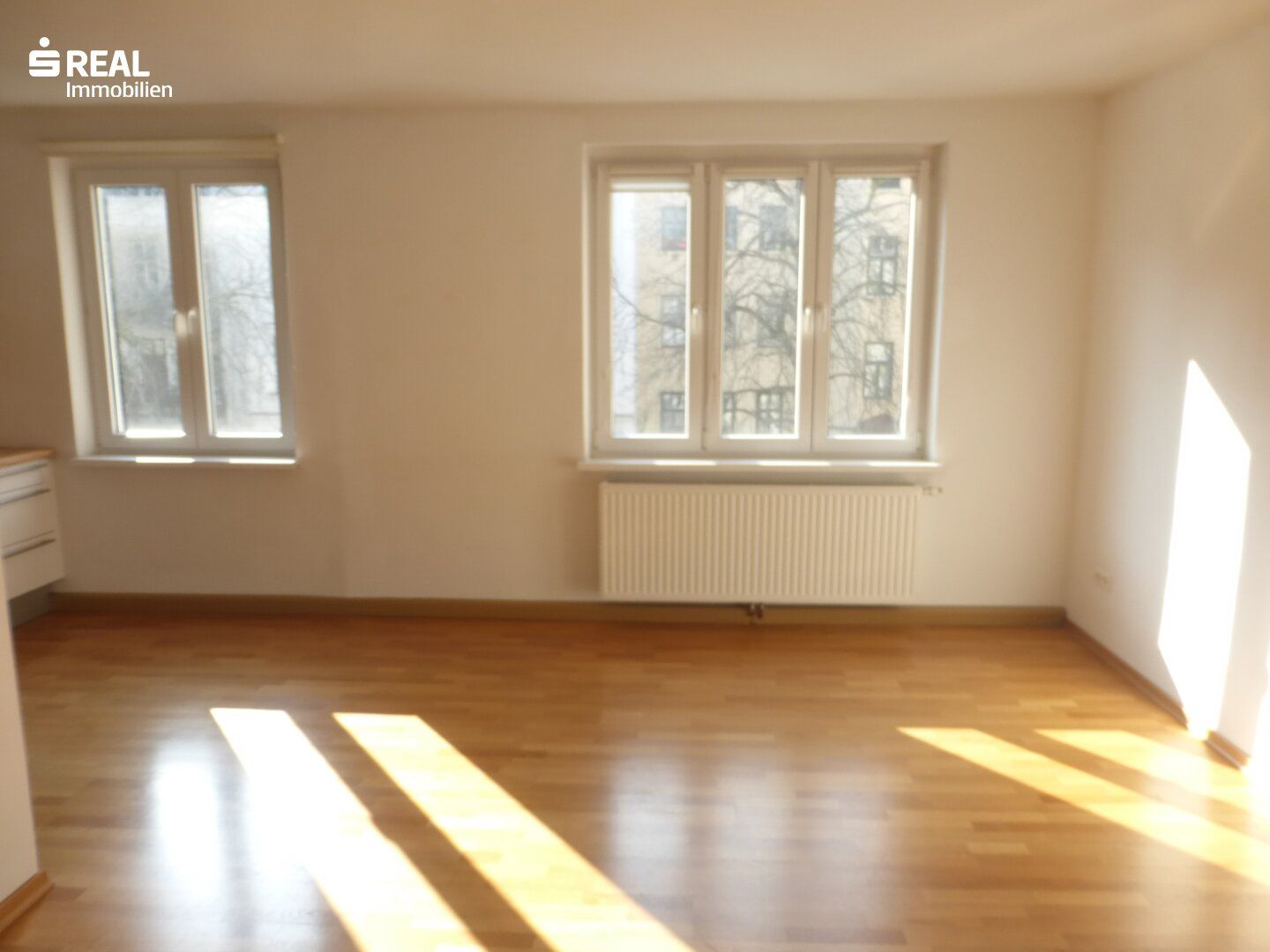 Sunshine and green view - Sensational location near Naschmarkt - U4/Kettenbrückengasse - Perfect 3-room apartment - 3rd Floor