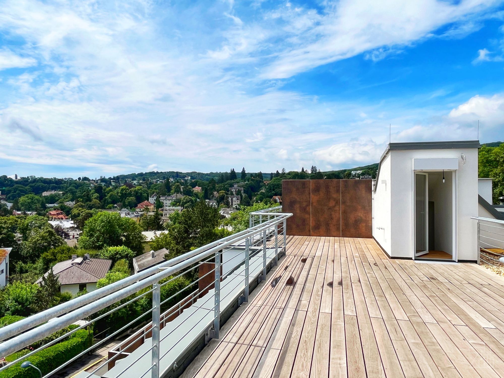 Dachterrassentraum im Grünen mit Blick über Wien| 4 Zimmer mit großzügigen Außenflächen