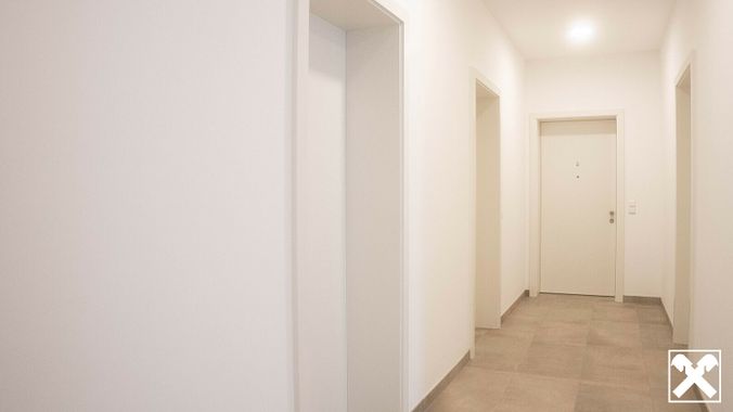 Gang Gebäude innen by GROSS-IMMO