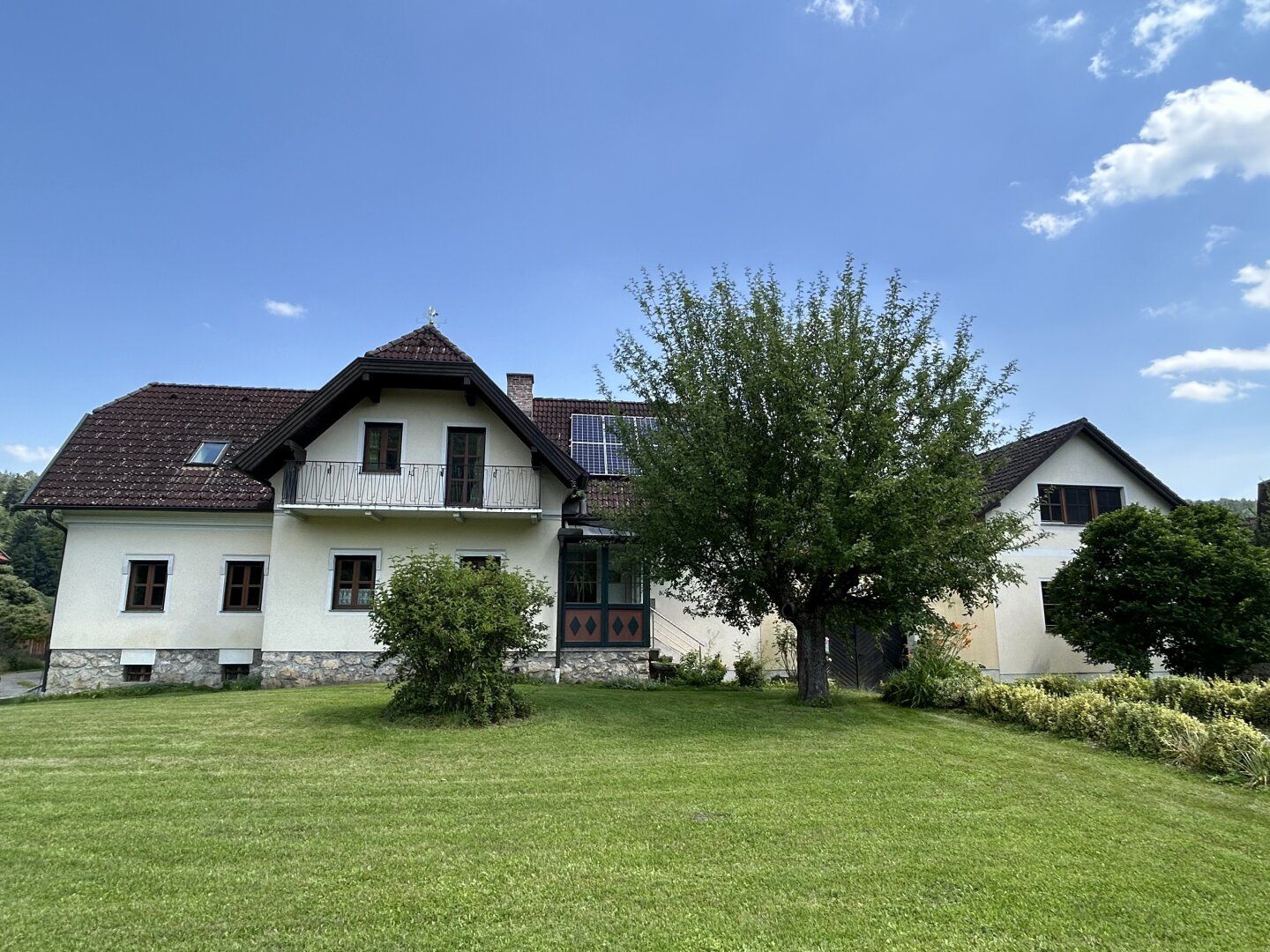 NEUREAL- Wunderschöner Vierkanthof mit zwei Wohnhäusern (3 Wohneinheiten) und Nebengebäuden zu verkaufen! Option von zusätzlichen Erwerb von 5.200 m² Grund!